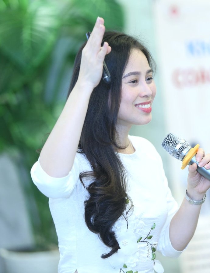 Coach Nguyễn Tú Oanh cầm mic giảng trong lớp