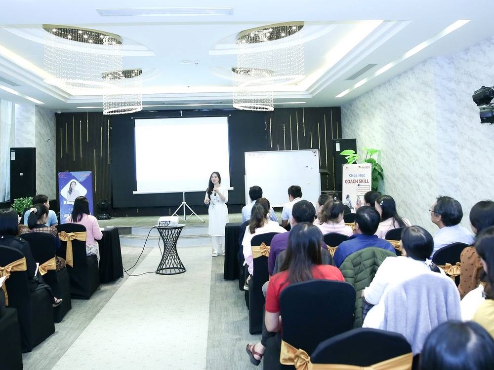 Coach Nguyễn Tú Oanh đứng lớp trước hội trường đông học viên